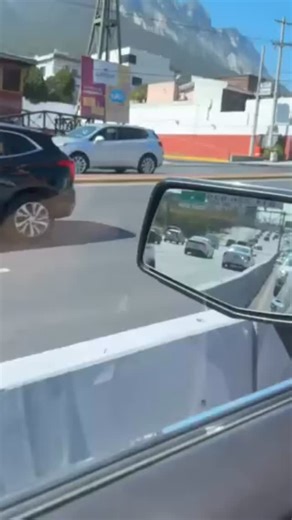Periódico SupreMo 🔴 on Instagram: "⚠️ Cruce intensional en Monterrey, NL. Una mujer de 24 años de edad, se lanzó al paso de un auto en plena Av. Leones. Fue trasladada grave a un 🏥 hospital. #Monterrey #Mexico @samuel_garcias #NL"
