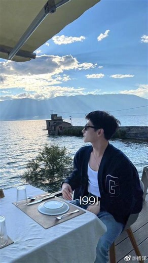 Yang Yang Beach Photoshoot: Stylish and Stunning