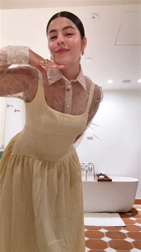 Lesslie Polinesia on Instagram: "💛🐝"