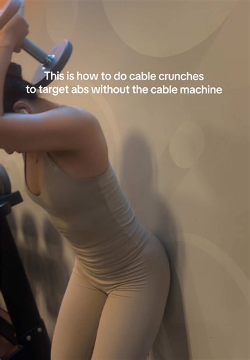 This is how to do cable crunches to target abs without the cable machine #cablecrunches #standingcablecrunches #absworkout #abs #gymhacks