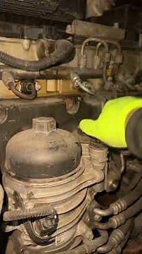 Dd15 fuel priming , to star truck after oil change or if you have air in your system Cómo prender