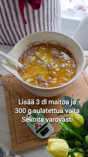 Mokkapalat, tämä niin monen klassikkoherkku, johon ei vaan kyllästy. Tässä meidän perheen luottoresepti, jolla me ollaan leivottu parhaat mokkapalat. Tästä ohjeesta tulee todella kuohkeat ja paksut mokkapalat, jotka eivät heti lopu kesken. Mokkapalat (pellillinen) 4 kananmunaa 4 dl sokeria 9 dl vehnäjauhoja 1,5 rkl leivinjauhetta 2 rkl vaniljasokeria 4 rkl tummaa kaakaojauhetta 3 dl maitoa 300 g voita Kuorrute: 100 g voita 3/4 dl vahvaa kahvia N. 6-7 dl tomusokeria 3 rkl tummaa kaakaojauhetta 0,