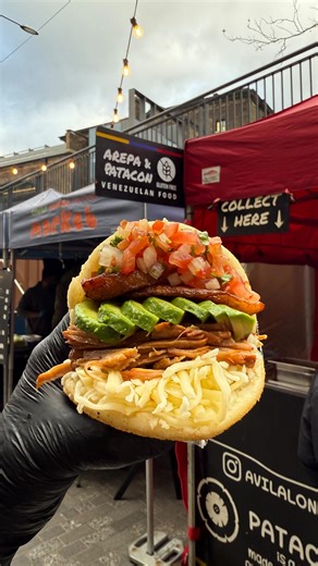 Arepa maker 😎 . . Venezuelan Street Food in London 🇻🇪🇬🇧 Find us in different places Tuesday -Wednesday - Thursday 11am-2pm 📍Leather Lane Market Leather Lane picth 71, London EC1N 7TS Saturday 10am-4pm 📍Wapping Docklands Market London E1W 3TD Sunday 11am-4pm 📍Brick Lane Sunday market Brick Ln, London E1 6SE Thursday - Friday - Saturday -Sunday From 11am to 6pm 📍Lower Stable Street Market King Cross - Coal Drops Yard Lower Stable Street, London N1C 4LW . . . #arepas #tequeños #pabellon #a