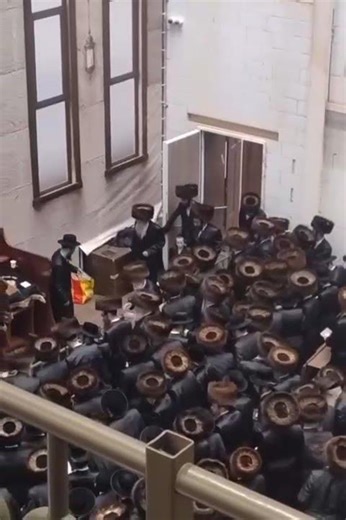 Pshevorsk Rebbe Entering His Beis Medrash First Selichos 5785