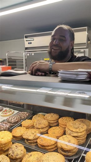The lost art of the "Barker" A barker is a person who stands outside a business and calls out to passersby to attract customers. The Barker usually has a creative song song type spiel. This is Jordan from the famous Philadelphia 4th Street Cookies 🙂#cookymadness #vintagerecipes | Vintage Recipes