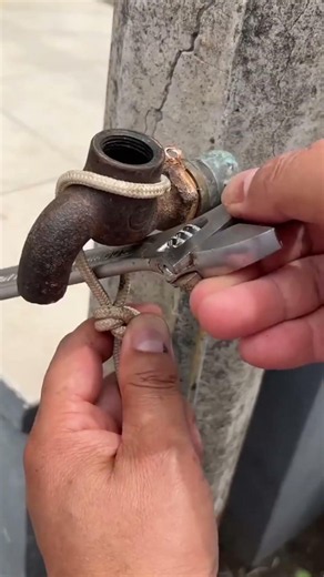 How to Loosen a Rusty Faucet with a Rope Knot! 🚰🛠️