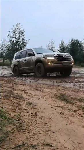2020 Toyota Land Cruiser offroad in mud