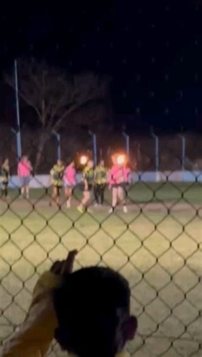 Hasta que Esto Suceda on Instagram: "VÍCTORIA: BATALLA CAMPAL EN UN PARTIDO "AMISTOSO" DEL FÚTBOL FEMENINO Un lamentable episodio de violencia el lunes a la noche en la ciudad de Victoria, cuando un grupo de jóvenes futbolistas protagonizó una pelea a golpes de puño y patadas en pleno partido amistoso de fútbol femenino. El hecho ocurrió en la cancha del Club Sarmiento, ubicada en el segundo cuartel de la ciudad de las Siete Colinas, durante el encuentro entre la Asociación Deportiva Quinto Cuar