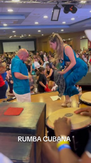 ¡La rumba encendió el Guaguancó Festival desde el primer minuto! Jueves, nuestro primer taller y una explosión de energía cubana con maestros de lujo: Ismaray Aspirina, Héctor Oviedo, Maykel Fonts y nosotros, llevando la rumba cubana a todo el público. Con percusión en vivo y mucha conexión, compartimos rumba guaguancó y un poco del alma de cada maestro. Este vídeo es para los que aman el baile afro, la cultura, y los festivales de danza cubana… ¡guárdalo y estúdialo paso a paso! Que tienes paso