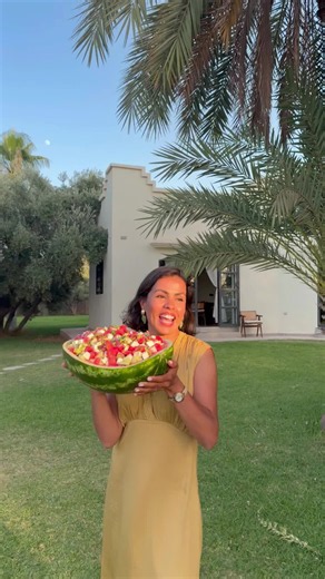🍉Salade fraîcheur de l’été Pour une dizaine de personnes: ½ grosse pastèque 1 melon jaune 3 concombres 2 blocs de feta Pickles d’oignons Vinaigrette au basilic et menthe Une bonne dose d’huile d’olive feuilles de basilic feuilles de menthe jus d’un citron sel poivre Une poignée de pistaches