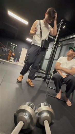 Delvin on Instagram: "Delvin bilang “2 iphone 17 PROmax 2TB 2TB itu sederhana kan ya?”😭😭 #iphone17promax #hidupsederhana #sederhana #fyp"