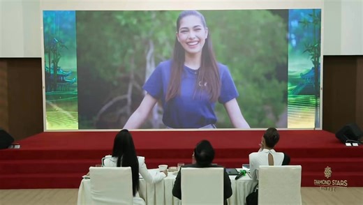 Composed and collected. 🇵🇭✨ Our Miss Philippines Cosmo 2025, Chelsea Fernandez, confidently answered the question about her mangrove advocacy in the Philippines and how it contributes to the overall environmental aspect of the world during the Green Summit hosted by Nam A Bank. She was able to elaborate the practices she and her province Sultan Kudarat was able to undergo when the project started up to now. Let’s keep the momentum going and continue voting until the end to secure the PHILIPPIN