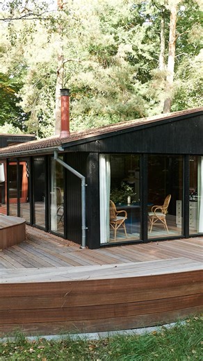 PAULINA LYKKE on Instagram: "Annonce @landfolk_com Hjemme hos os har vi meget forskellige feriedrømme 🤍 Carly drømmer om at bo på et slot, Jens vil så langt ud på landet, så der ikke er internet, og jeg vil selvfølgelig bare finde et lækkert æstetisk sommerhus. Med Landfolks nye visuelle søgefunktion kan man bare beskrive hver enkelt drøm, og blive inspireret af de smukkeste steder, der matcher lige præcis dit ønske. Hvor tror I, vi endte med at booke ferie henne?"