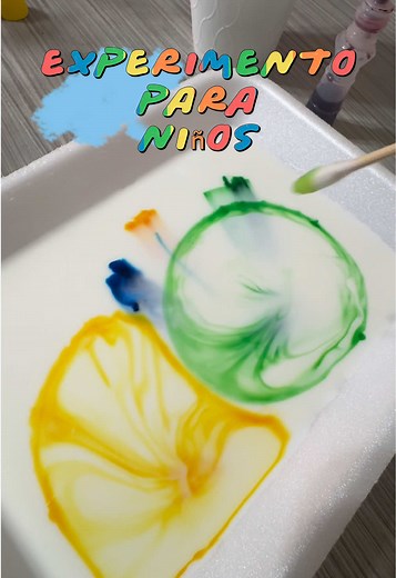 Experimento de Explosión de Colores para Niños