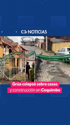 🏗️ Una grúa colapsó sobre una construcción, cuatro vehículos y cinco casas en el sector de calle Blanco, a un costado de la Ruta 5, en Coquimbo, en medio del sistema frontal que afecta a la región. 👉🏼 Según información preliminar, una mujer resultó lesionada. ⚠️ La región de Coquimbo enfrenta uno de los sistemas frontales más intensos de los últimos años, con proyecciones de hasta 300 milímetros de lluvia acumulada en algunos sectores. #CHVNoticias #CHVNacional