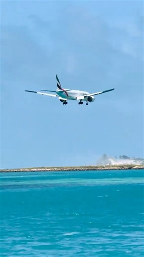 Emirates landing in mahe airport seychelles ✈️🇸🇨 #followers #highlights #reels #foryoupage #seychelles #TopFans #airport | 𝐏𝐫𝐨𝐛𝐚𝐬𝐡𝐢 𝐖𝐢𝐭𝐡 𝐒𝐡𝐚𝐫𝐢𝐟