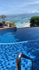 No matter what time you wake up, this view is always there for you when you stay at Lembongan Island Beach Villas💙 ⁠ With a collection of 10 villas in Jungutbatu, Lembongan Island Beach Villas makes an ideal base for your family or group holiday, featuring 2 and 3 bedroom villas with and without plunge pool.🌴 https://www.thelembongantraveller.com/portfolio_page/lembongan-island-villas/ | The Lembongan Traveller