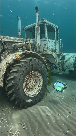 Big Bud Tractor Abandoned on the Sandy Seabed 40 Years!