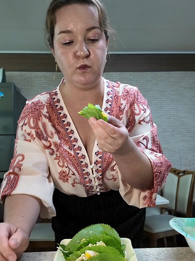 닭가슴살 2개/Грудка 2 шт 오이/огурец 피망/сладкий перец 양배추/капуста 스위트콘/консервированная кукуруза 그릭요거트/греческий йогурт 2T 머스타드/горчица 1T 레몬즙/сок лимона 1,5T 꿀/мед 1T 소금 후추 깻잎/листья кунжута