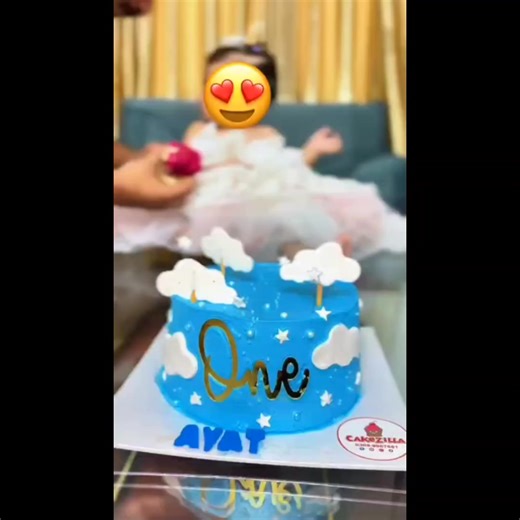 39 reactions | Warning: This cake may cause extreme cravings!  Apni screen ke itne kareeb kyun ho? Order bhi toh karo! #HomeBakerAlert #CakeVideo #YummyInEveryBite #ordernow #sweetcraving | Cakezilla | Facebook