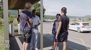 A Boudry, des travailleurs sociaux œuvrent désormais à réconcilier la population et les demandeurs d'asile | RTS