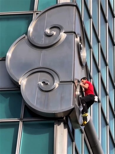 Alex Honnold successfully climbs Taipei 101 Skyscraper without using a safety rope (live recording) Part 2