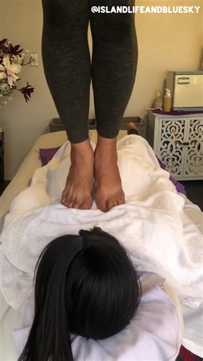 Relajante Masaje de Espalda con Pies