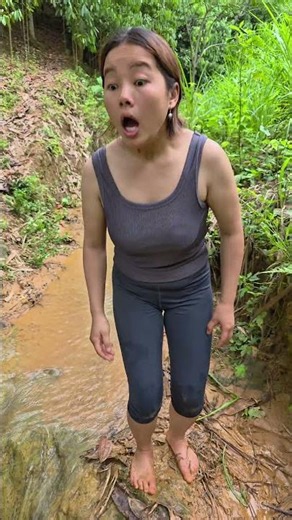 The girl discovered a giant leech 😱 #survival #bushcraft #camping