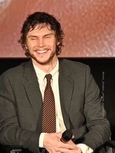 Evan Peters: Genuino y Natural