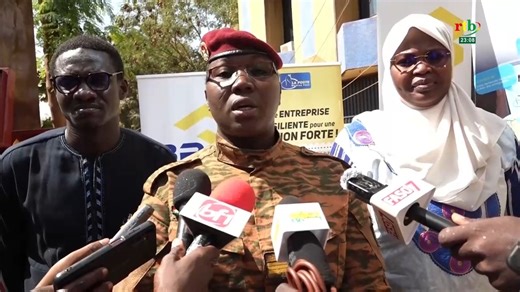 Campagne nationale de solidarité « Dɛmɛ Sira » : La Poste Burkina et la Banque Postale du Burkina ont fait un don de vivres alimentaires et un chèque de cinq millions de FCFA au ministère de l’Action humanitaire | RTB