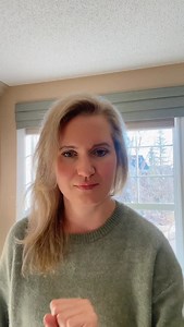 SAVE THIS if perimenopause weight loss feels like a full-time job you never applied for. 😅💁🏼‍♀️ Here’s the truth no one told us in our 40s: you don’t lose weight in perimenopause by eating less… you lose it by fueling smarter. 🍳💪 Protein so your muscle doesn’t pack its bags. Healthy fats so your hormones stop yelling. 🥑✨ Fiber so your blood sugar isn’t on a carnival ride. 🎢 Sleep because cortisol is petty AF. 😴 Strength training because muscle is your metabolic gold. ✨ It’s not about res