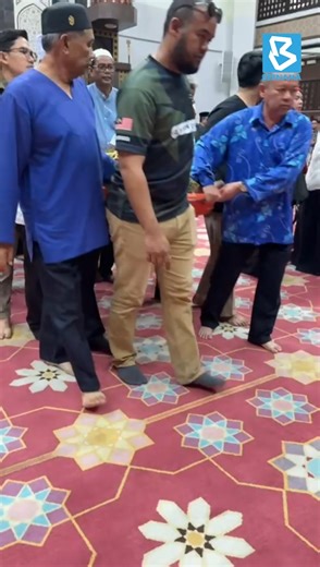 Jenazah Ketua Bernama Radio, Azlan Idris selesai disolatkan di Masjid Usamah bin Zaid, Wangsa Maju dan akan dikebumikan di Tanah Perkuburan Raudatul Sakinah, Taman Selasih, Gombak. Azlan, 57, meninggal dunia di Hospital Kuala Lumpur awal pagi tadi. 📹Nazira Noran | Bernama Radio