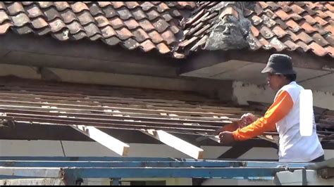 Memperbaiki Kerusakan Atap Rumah