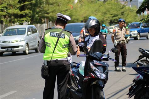 Polisi di Jalan Raya