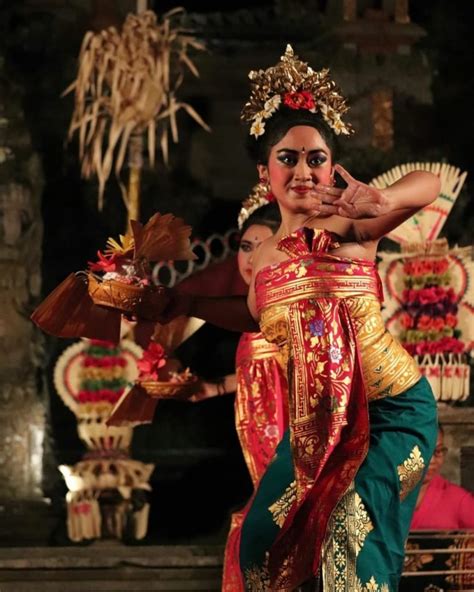 Discovering the Vibrant Traditional Dances of Indonesia: Tari Pendet, Legong, and Kecak