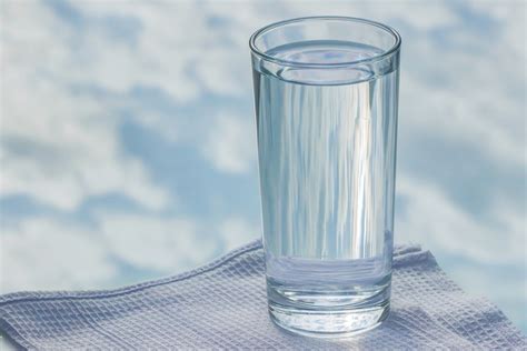 gambar air putih dalam gelas