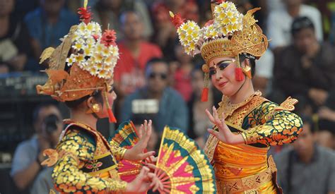 example of traditional dance in indonesia