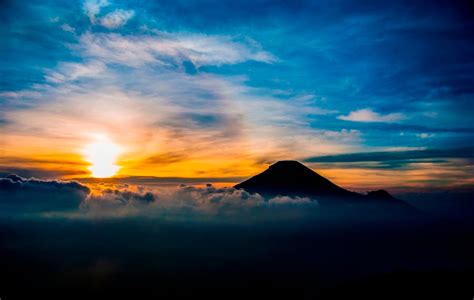 Makna Simbolis Matahari Terbit di Indonesia
