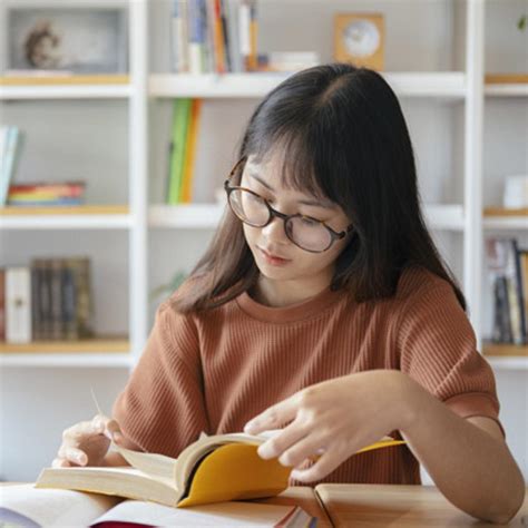 orang membaca buku