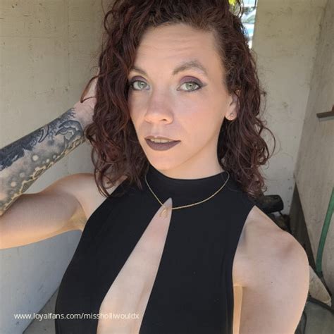 Cumslutholli fans drop Telegram channel preview