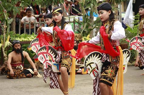 Tari Meroda sering dilakukan dalam rangka acara keagaaman Indonesia