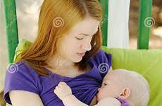 allatta seno bambino madre suo breastfeeding coperta