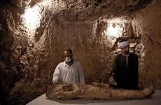 tombs mummy egypt luxor mesir makam menemukan arkeolog geographic purba terbuat batu naga nationalgeographic mumi