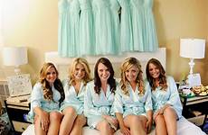 getting ready wedding bridesmaids fun hochzeitsfotos lustige bridesmaid fotos funny ideen party robes bridal brautjungfern before hochzeit braut choose board