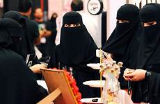 saudi women niqab arabia dubai arabian woman riyadh traditional debate muslim face tweet raging followed veils veil emirates covering wear