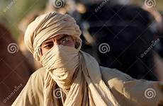 sahara beduino bedouin uomo traditional mann tunisia kleidung identifizierter wüste trägt traditionelle deserto trachtenkleid douz editoriale