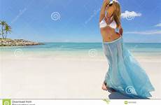 vacaciones mujer disfruta gode spiaggia vacanza