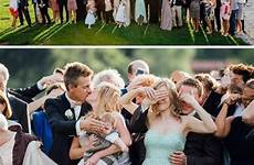 hochzeitsbilder lustige hochzeit lustig hochzeitsfotos brautpaar witzige hochzeitsportal24 tegernsee gäste hochzeitsgäste inspirationen kuss lesen besten gruppenfoto hochzeitsgesellschaft besondere halten augen