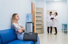 attesa paziente medici ospedalieri wachten geduldig vrouwen ziekenhuis ospedale parlare cellulare