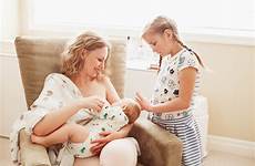 breastfeeding newborn borstvoeding allattamento emotions sibling touching caucasian lactancia materna advocates geeft moeder efectivo apoyo instituciones attaccamento parentale voeding geven